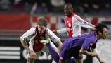 Ein Zweikampf zwischen Jan Vertonghen (AFC Ajax) & Adrian Mutu (Fiorentina)
