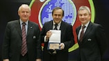 Senes Erzik (izquierda), Michel Platini y David Taylor (derechar) con el Trofeo Mundial Willi Daume