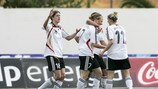 Kerstin Garefrekes (à esquerda) e Melanie Behringer (ao centro) marcaram os golos da Alemanha