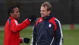 Zé Roberto talks with Bayern coach Jürgen Klinsmann during training on Monday