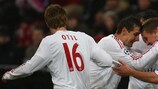Lukas Podolski (à direita) felicitado após o seu primeiro golo da noite