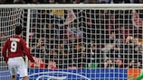 Manuel Almunia (Arsenal FC) arrête le tir au but de Mirko Vučinić (AS Roma)