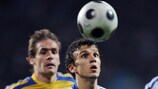 Taras Mykhaluk tente de récupérer la balle sous les yeux de son coéquipier du Dynamo Roman Eremenko, et de Marko Dević (Metalist)