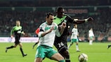Eine Szene aus dem Hinspiel zwischen Hugo Almeida (Werder Bremen) & Moustapha Bayal Sall (AS Saint-Etienne)