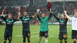 Os jogadores do Werder Bremen comemoram o apuramento para os quartos-de-final