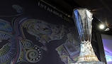 Die UEFA-Pokal-Trophäe bei der Viertelfinal-Auslosung