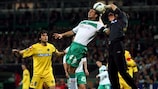 Claudio Pizarro (Werder Bremen) und Samir Handanovič (Udinese Calcio) stehen vor einem weiteren harten Duell