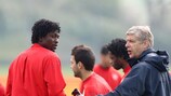 Wenger con Adebayor in allenamento martedì
