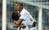 Fernandinho (FC Shakhtar Donetsk) wird nach seinem wichtigen Treffer gefeiert