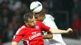 Ivica Olić (Hamburgo) e Naldo (Werder Bremen) durante a primeira mão