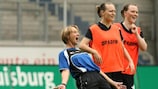 Duisburgs Trainerin Martina Voss (li.) sowie die Spielerinnen Elena Hauer und Marina Hegering
