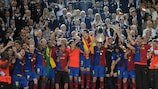 Carles Puyol brandit le trophée