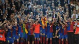 Футболисты "Барселоны" с главным клубный трофеем Европы