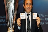 El presidente de la UEFA Michel Platini selecciona a los primeros equipos en el sorteo inaugural de la UEFA Europa League