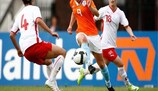 Manon Melis (centre) takes on two Switzerland defenders