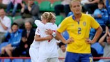 Toni Duggan et Isobel Christiansen fêtent la victoire anglaise, devant Josefine Alfsson (Suède)