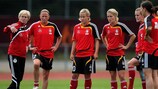 Bundestrainerin Silvia Neid gibt ihren Spielerinnen im Training Anweisungen