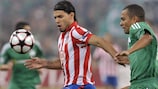 Stand-in centre-back Gilberto tracks Atlético striker Sergio Agüero