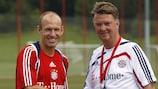 Arjen Robben and Louis van Gaal pose at Bayern's training ground