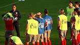 Хоуп Пауэлл (слева) разговаривает с игроками сборной Англии в Тампере