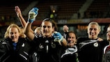 A guarda-redes Nadine Angerer lidera os festejos da Alemanha após o fim do jogo