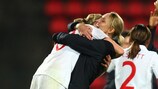 Faye White abraça Kelly Smith após o triunfo nas meias-finais