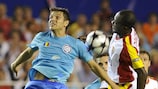 Didier Zokora (Sevilla FC) im Duell mit Tiberiu Bălan (AFC Unirea Urziceni)