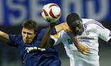Dinamo's Mario Mandžukić challenges Anderlecht's Cheikhou Kouyaté