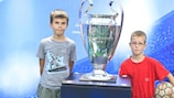 Два хорватских школьника счастливы оказаться рядом с футбольной реликвией