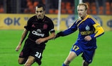 Leon Osman (Everton FC) aux côtés d'Aleksandr Pavlov (FC BATE Borisov)