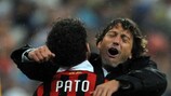 Pato e o treinador Leonardo festejam na partida de Madrid