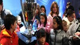 Crianças de Sófia tiram fotografias com a Taça dos Clubes Campeões Europeus