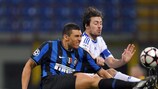 Lucio (FC Internazionale Milano) y Artem Milevskiy (Dynamo Kiev) luchando por una pelota