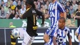 Martin Kayongo-Mutumba (à esqueda) em acção pelo AIK