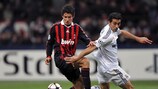 Álvaro Arbeloa (Real Madrid CF) lucha por el balón con Pato (AC Milan)