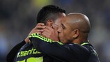 Andre Santos embrasse Roberto Carlos (Fenerbahçe SK)