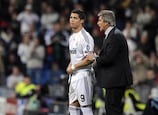 Cristiano Ronaldo con Manuel Pellegrini, antes de saltar al campo