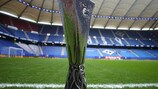 Der Pokal der UEFA Europa League wurde schon einmal zur Probe nach Hamburg geschickt