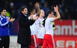 Bruno Labbadia bedankt sich mit seinen Spielern bei den HSV-Fans