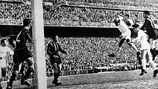O Real Madrid leva o perigo à baliza da Fiorentina durante a final de 1957