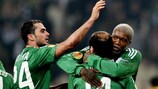 Os jogadores do Panathinaikos, Cissé incluído, festejam um dos golos do avançado francês