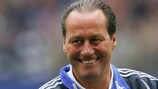 Huub Stevens s'empare de la place vacante sur le banc de Schalke depuis la démission de Ralf Rangnick
