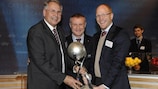 Dr Hans-Dieter Drewitz (left) and Matthias Sammer (right) receive the Maurice Burlaz Trophy from Grigoriy Surkis