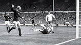 Denis Law marca en uno de los resultados más satisfactorios de Escocia - cuando derrotó 3-2 a la campeona del mundo Inglaterra en Wembley en 1967