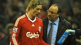 Rafael Benítez consoles Fernando Torres after his early exit against Reading