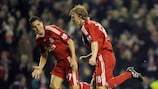 Dirk Kuyt y Philipp Degen celebran un tanto en el Liverpool FC la pasada temporada