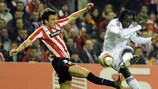 Romelu Lukaku (RSC Anderlecht) pugna por un balón con Xabi Castillo (Athletic Club)
