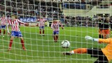 Diego Forlán logró marcar de penalti en el 4-1 del Atlético ante el Valencia