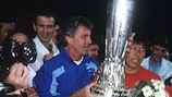 Erich Ribbeck e Cha Bum-Kun com a Taça UEFA em 1986