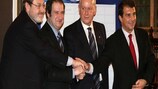Jaime Lissavetzky (secretário de Estado do Desporto espanhol), Jordi Hereu (presidente da Câmara de Barcelona) e Şenes Erzi (vice-presidente da UEFA)